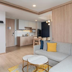 One-Bedroom Corner King Suite